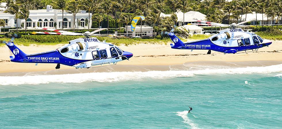 两架创伤鹰直升机飞过棕榈滩